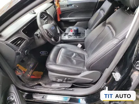 2018 Ford Taurus 16