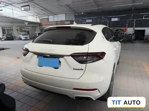 2022 Maserati Levante 4