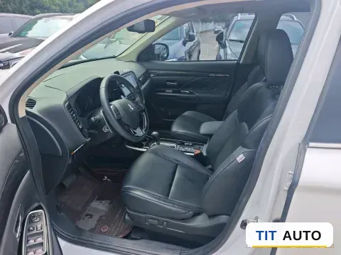 2020 Mitsubishi Outlander 4