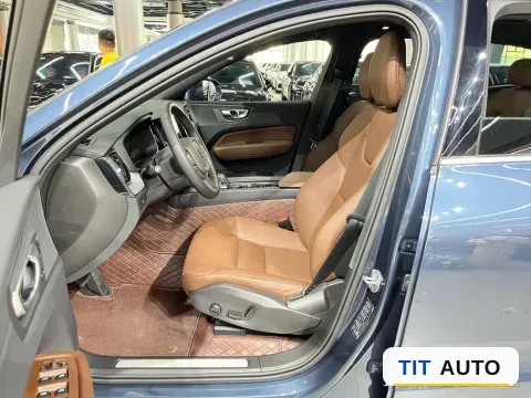 2025 Volvo XC60 4