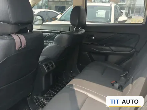 2019 Mitsubishi Outlander 4