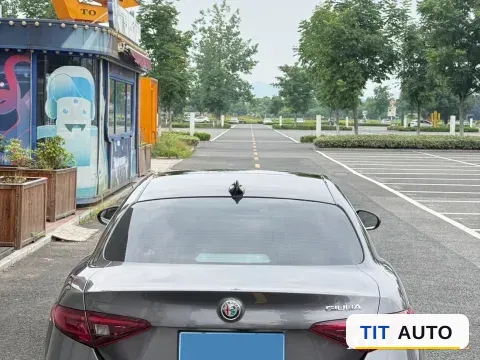 2017 Alfa Romeo Giulia 4