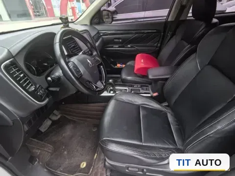 2019 Mitsubishi Outlander 4