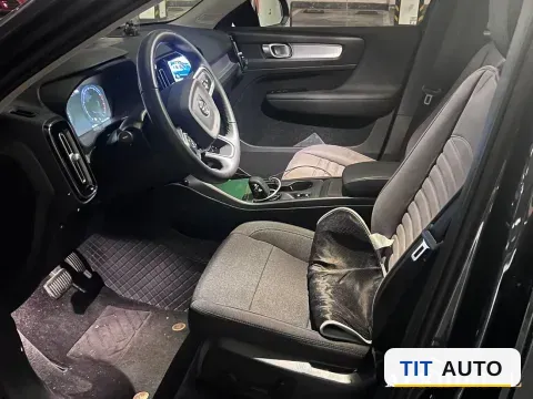 2022 Volvo XC40 2