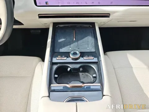 2025 LYNK&CO 900 7