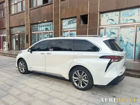 2023 Toyota Sienna 3