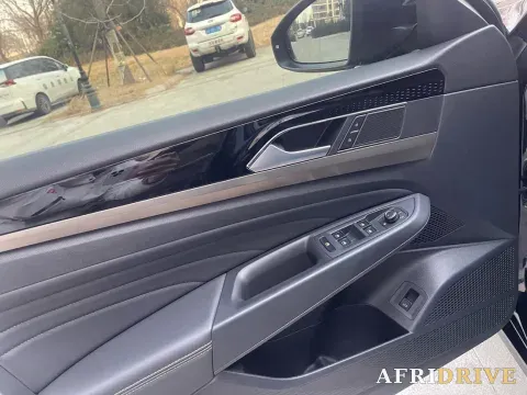 2019 Volvo V40 9