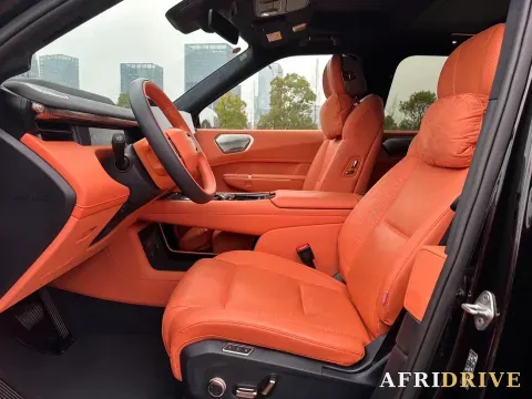 2025 LYNK&CO 900 2