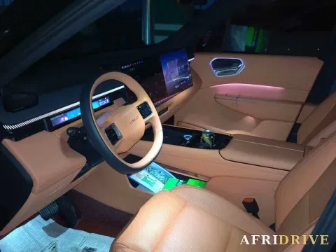2025 LYNK&CO 900 6