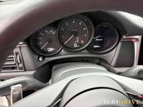 2023 Porsche Macan 2