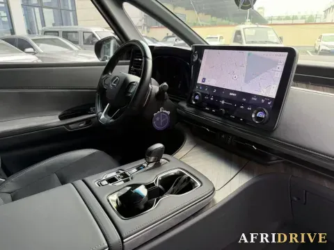 2023 Lexus LM 6