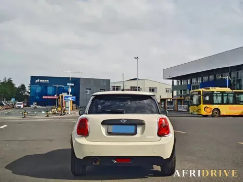 2019 MINI MINI 8