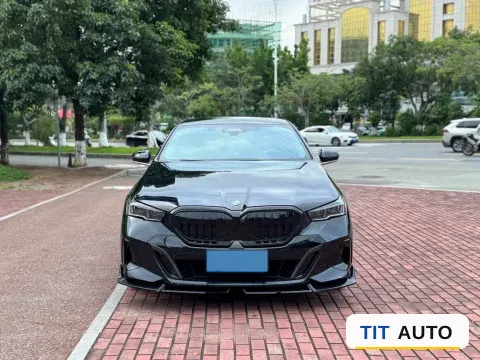 2025 BMW 5 Series 6