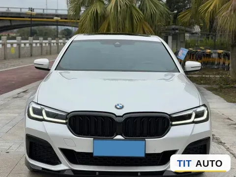 2022 BMW 5 Series 2
