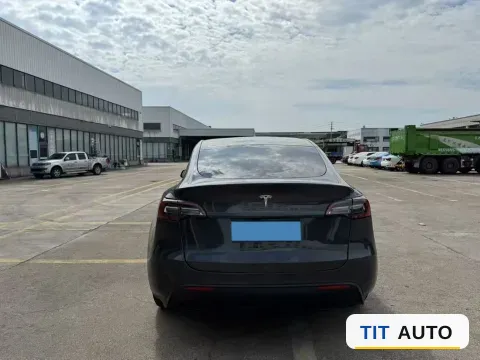 2023 Tesla Model Y 4